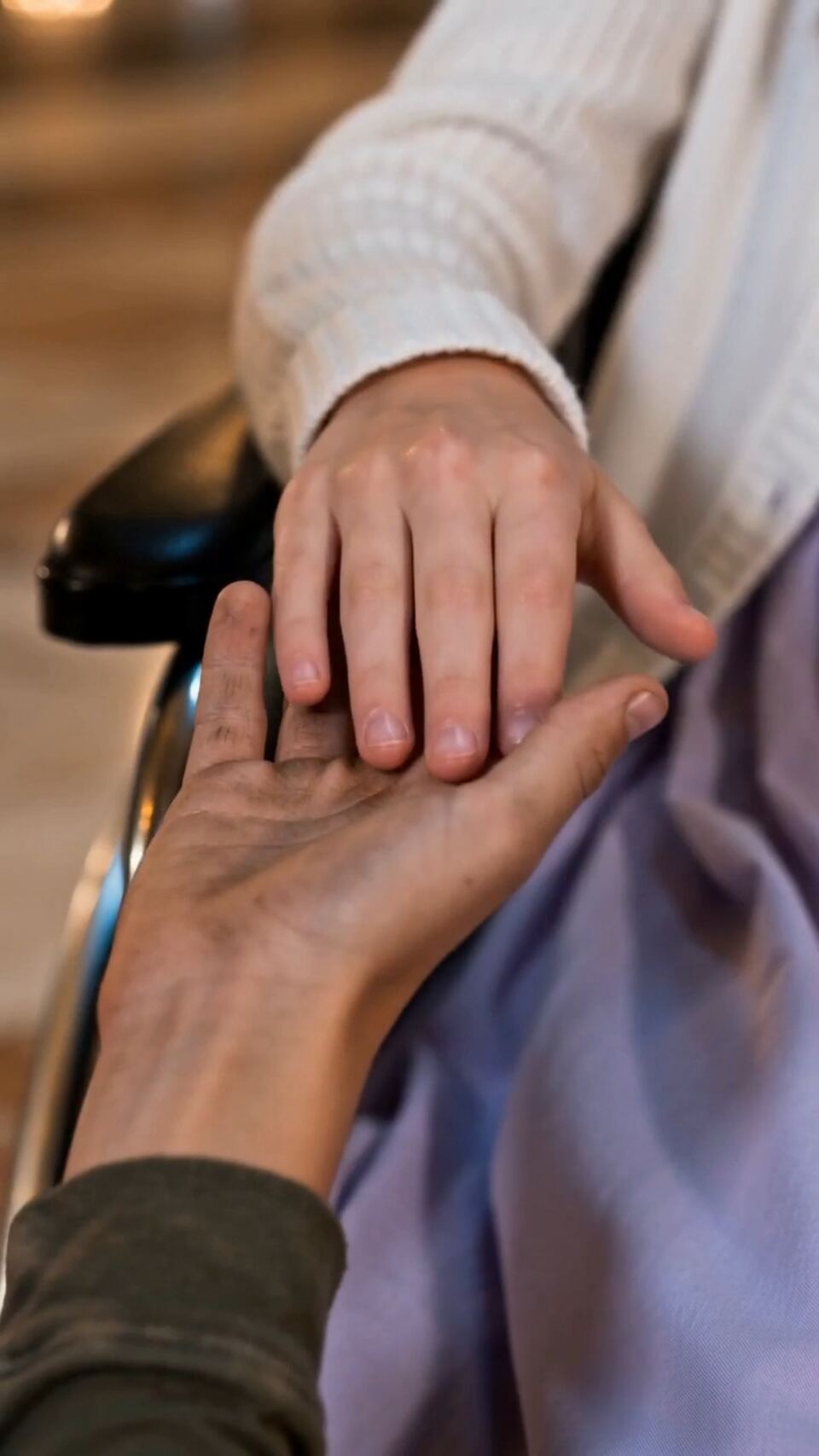 When the Poor Boy Held Her Hand, the Millionaire's Daughter Stood Up