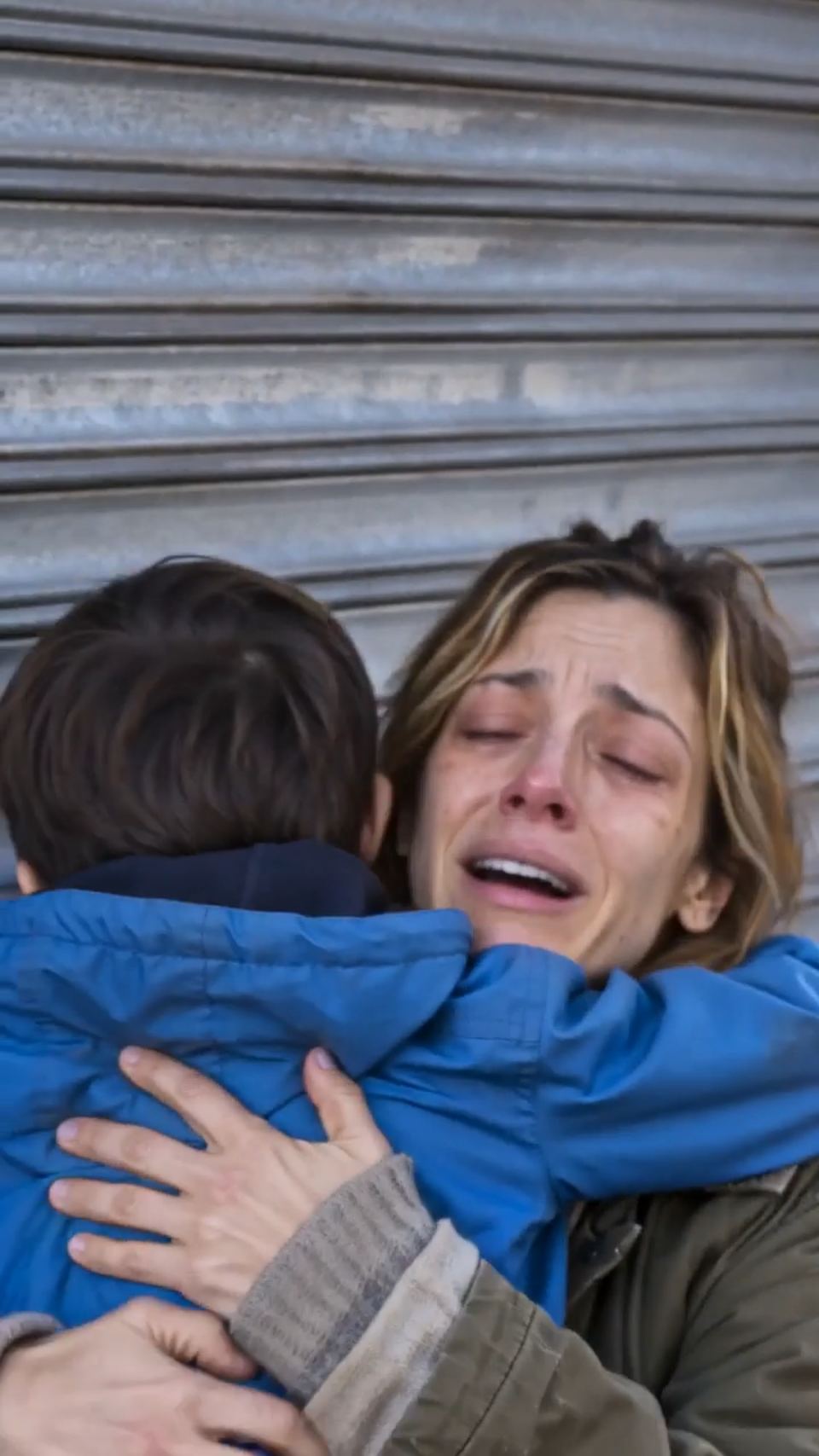Tres Años Después del Funeral, Su Hijo Señaló a una Mendiga y Dijo: "Es Mamá"